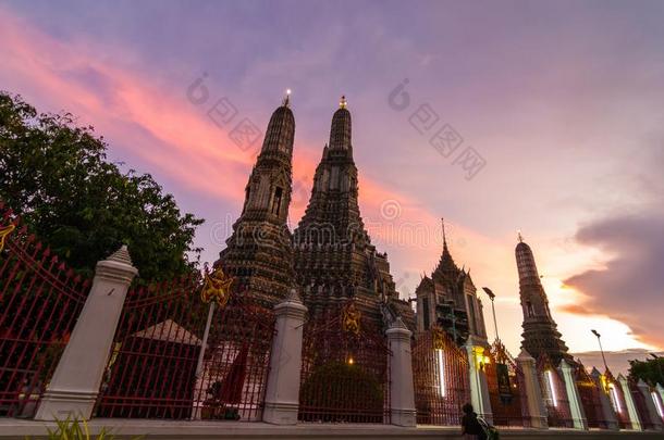 泰国或高棉的佛教寺或僧院阿伦庙在日落采用扇形棕榈细纤维,泰国