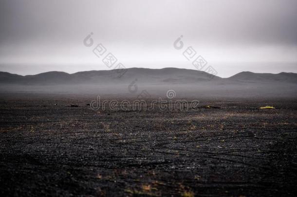 冰岛风景,黑的火山的灰尘和山和雾采用