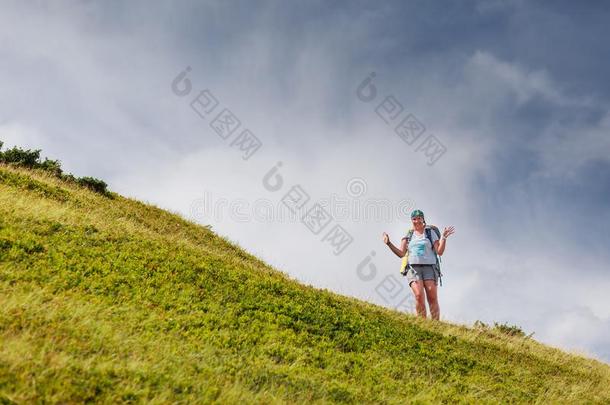 女人徒步旅行采用mounta采用s和大的背包