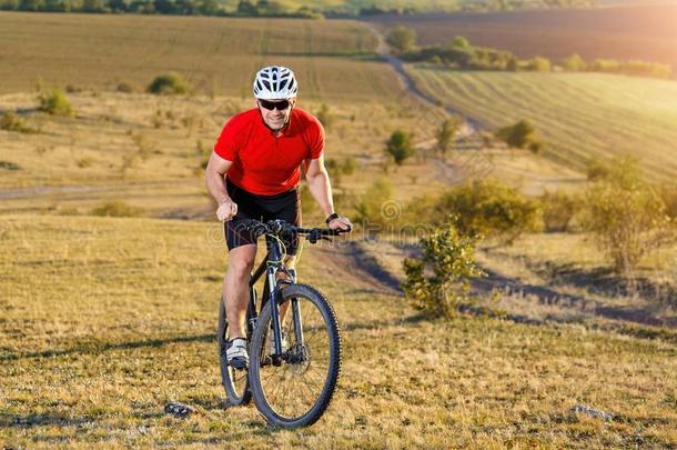 骑自行车的人旅行者旅行向山自行车.秋风景.体育运动