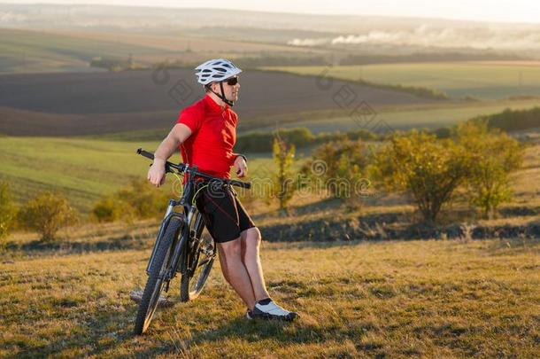 骑自行车的人旅行者旅行向山自行车.秋风景.体育运动