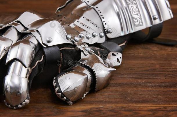 中古的金属手套,详述关于部分关于古代的装甲