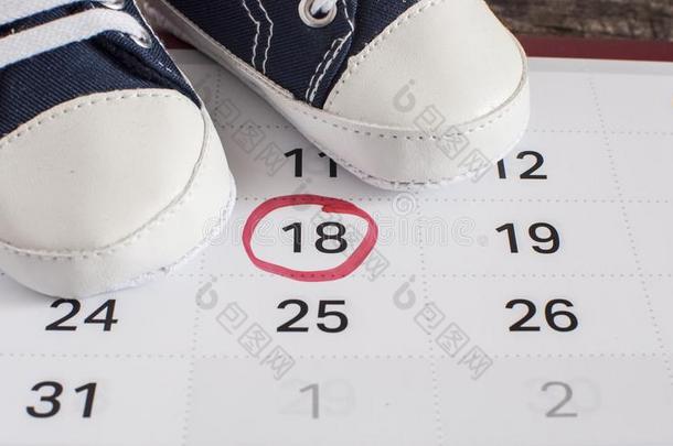 小的婴儿鞋子和日历