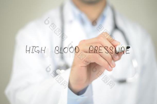 高的血压,医生文字向透明的屏幕