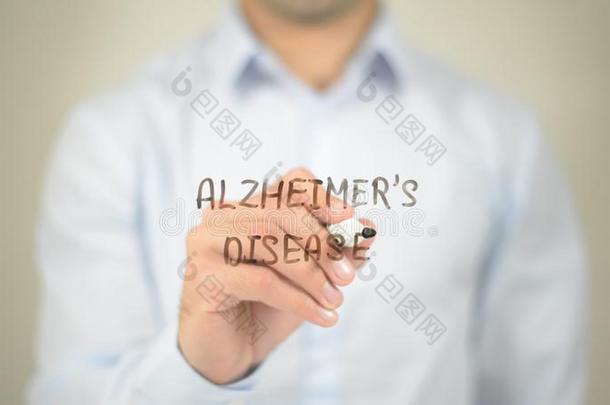 阿尔茨海默氏症疾病,男人文字向透明的屏幕