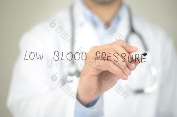 低的血压,医生文字向透明的屏幕