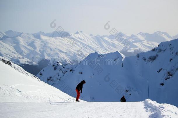 滑雪者和滑雪板骑马向一滑雪斜坡