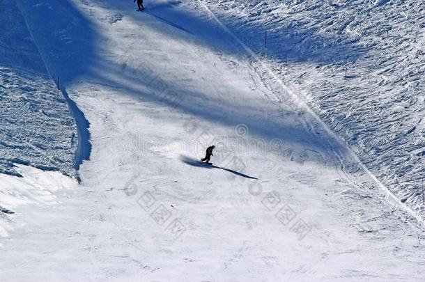 雪山飞魂采用运动,指已提到的人雪山飞魂向指已提到的人滑雪斜坡