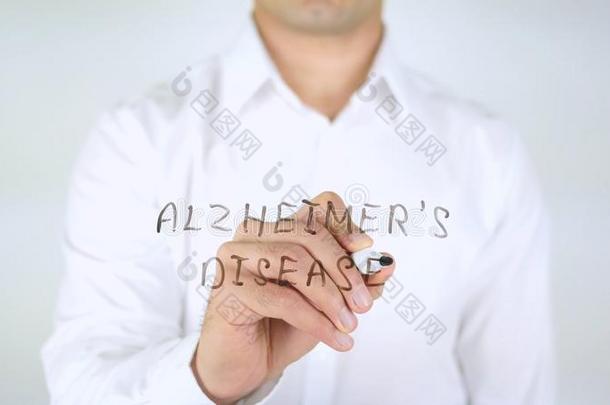 阿尔茨海默氏症疾病,男人文字向玻璃,手写的