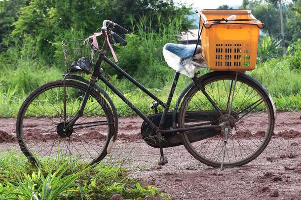 老的自行车和桔子篮向泥土和泥路采用国家<strong>补贴</strong>