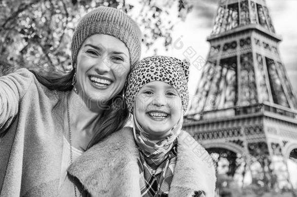微笑的母亲和女儿旅行者迷人的自拍照采用巴黎