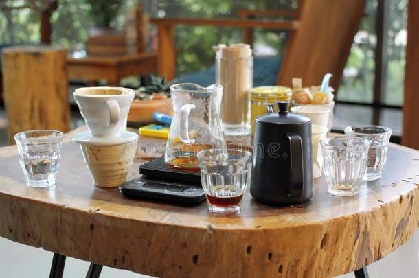 滴下咖啡豆玻璃衣物和装备咖啡豆在指已提到的人咖啡豆商店,喝.