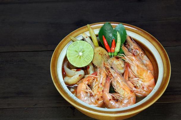 雄动物int.极好的宫虾清楚的汤向木制的背景,ThaiAirwaysInternational泰航国际食物,