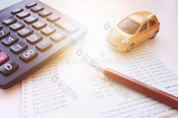 小型的汽车模型,计算器和节约账书或菲南来源于Finn↑1