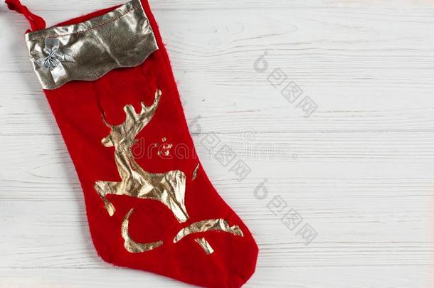 圣诞节长筒袜.红色的短袜和金色的鹿向白色的乡村的wickets三柱门