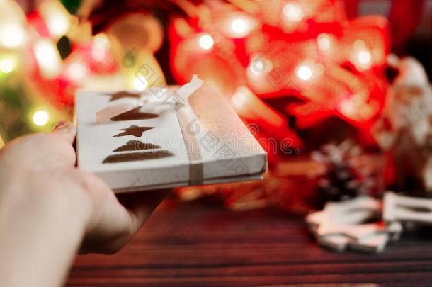 手礼物圣诞节有包装的现在的盒向背景关于暖和的