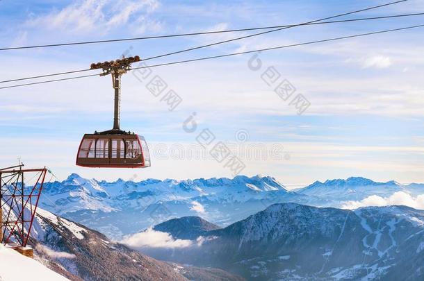 冬有关运动的旅行背景和缆绳汽车,山山峰