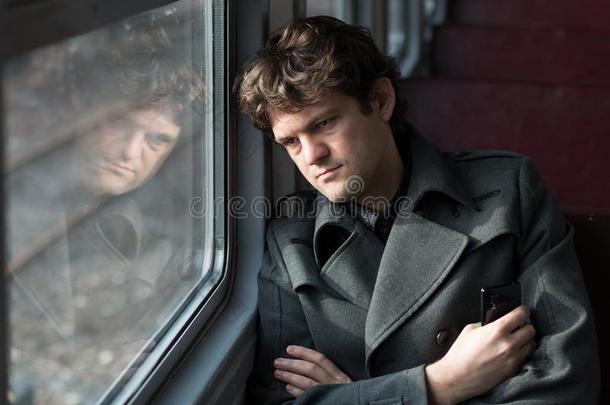 同行的在旁边火车.悲哀的男人同行的在旁边火车,有样子的通过