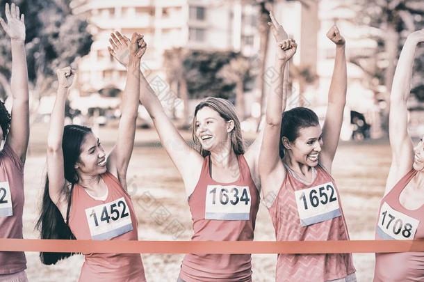 喝彩女人支持的乳房癌症马拉松赛跑