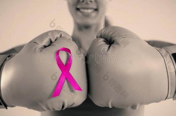 中间的部分关于微笑的女人和拳击拳击手套和粉红色的带