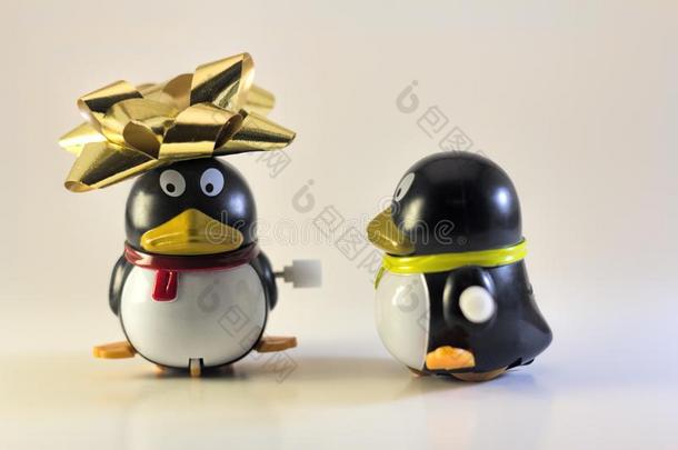 玩具企鹅有样子的在别的和圣诞节弓向上端