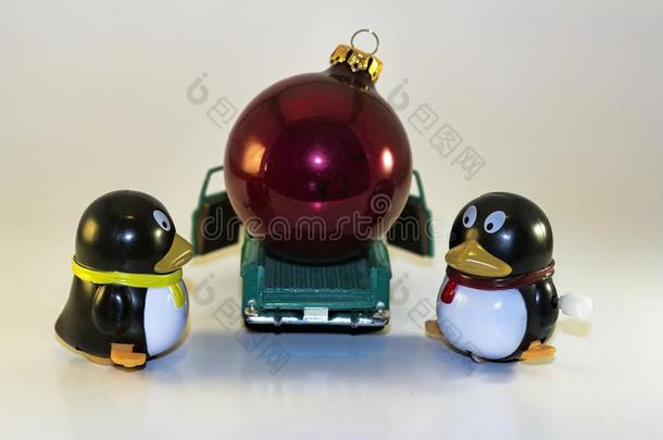 <strong>玩具企鹅</strong>装货圣诞节装饰进入中货车