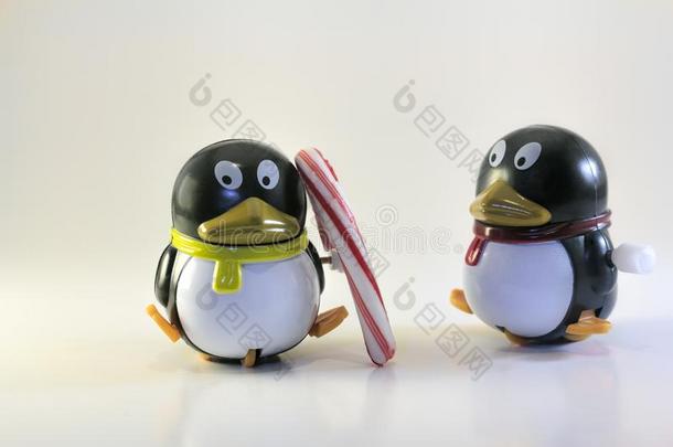玩具企鹅有样子的在别的和糖果手杖