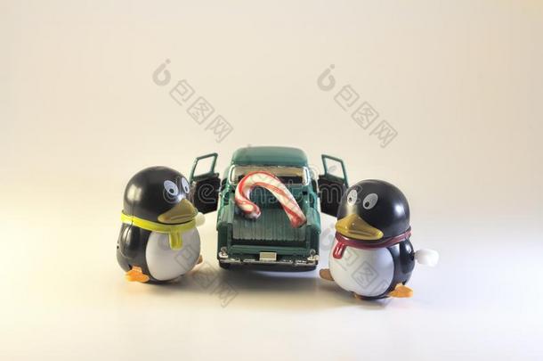 玩具企鹅装货糖果手杖到之上货车