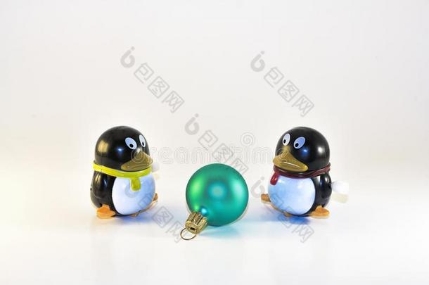 <strong>玩具企鹅</strong>有样子的在圣诞节装饰
