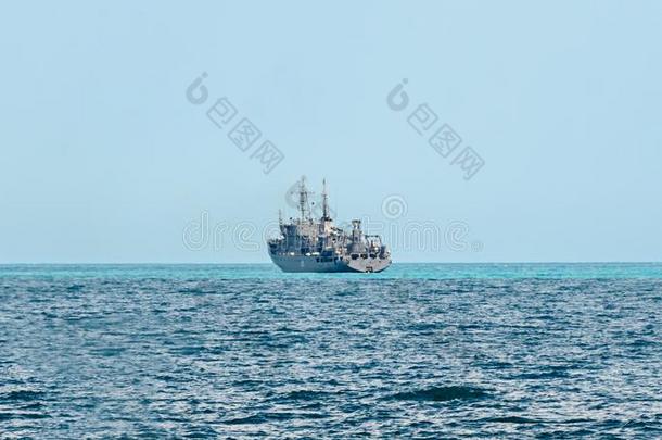 <strong>小船</strong>或船给引航向蓝色黑的<strong>海水</strong>,货船