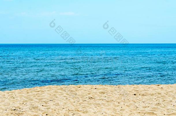 指已提到的人黑的海海滩和金色的沙漠,蓝色新鲜的清楚的水