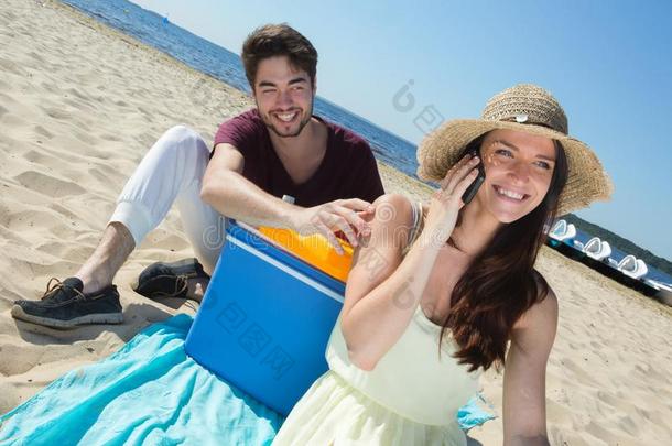 幸福的少年男女呼喊他们的朋友在期间享有海滩