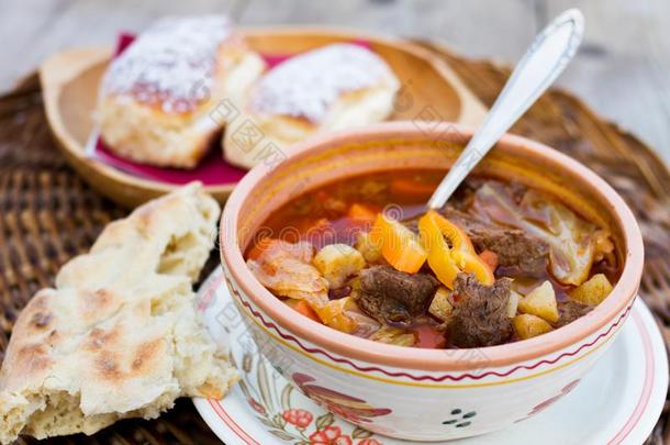 匈牙利的传统的食物,匈牙利红烩牛肉汤