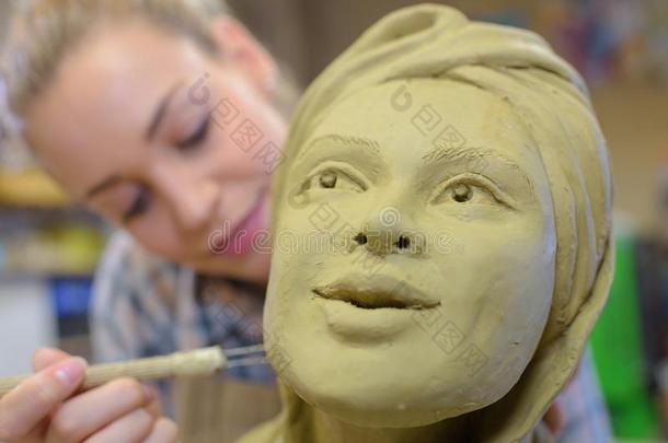 女人制造陶器的面容采用艺术班