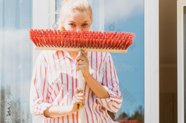 女人使用扫帚向干净的在上面后院院子