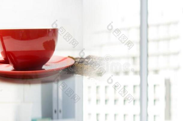 红色的咖啡豆杯子和豆和模糊的窗过渡