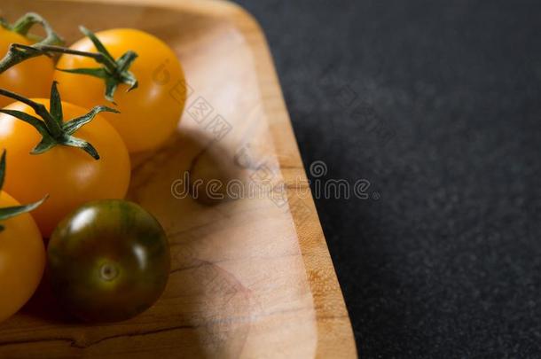 关-在上面关于樱桃番茄采用木制的盘子