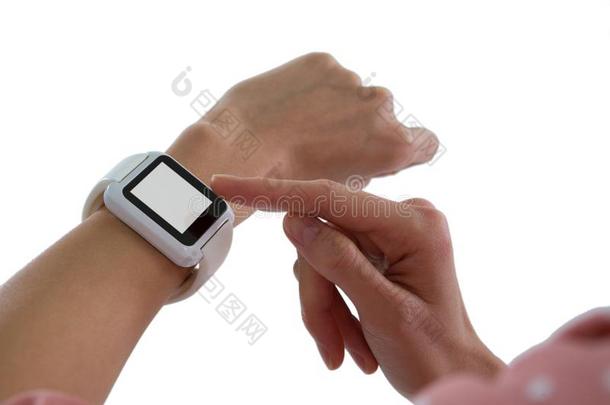 女人手使用智能手表