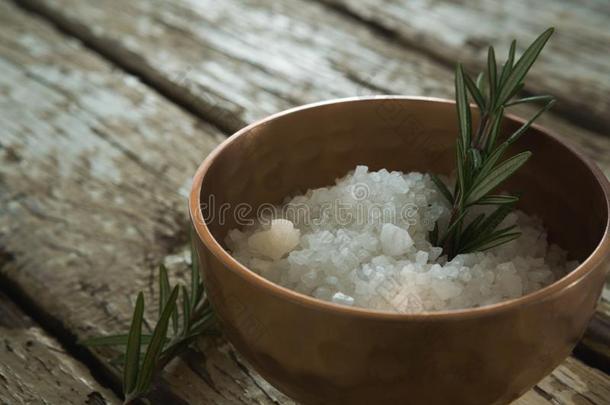 盐和迷迭香草采用碗