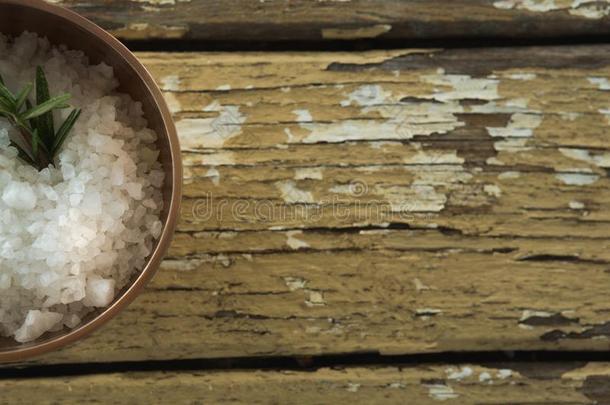 盐和迷迭香草采用碗