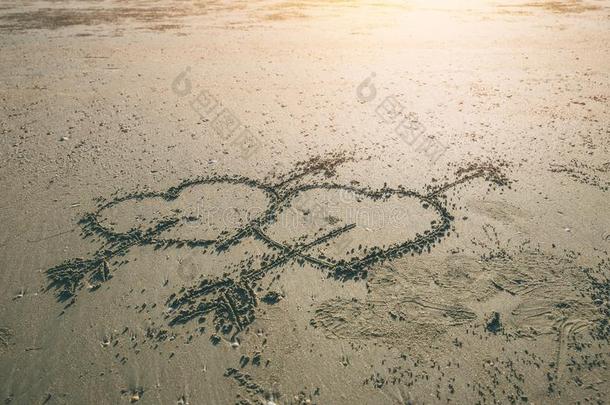 孪生儿<strong>之</strong>一爱心矢关于爱神<strong>丘比特</strong>的画像象征绘画向指已提到的人海海滩