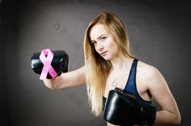 年幼的女人使人疲乏的拳击拳击手套所有粉红色的带