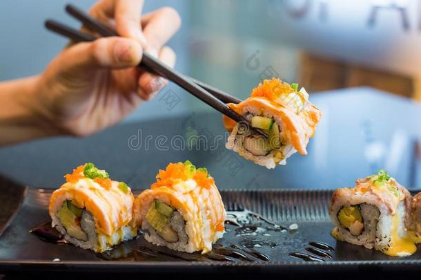 筷子迷人的一部分关于寿司名册,美味的寿司向一