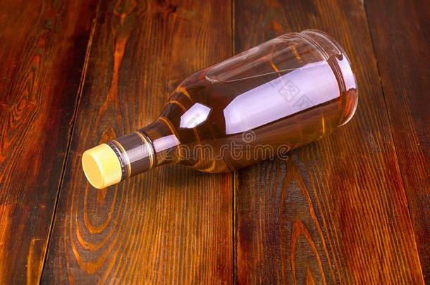 瓶子关于威士忌酒向一木制的b一ckground.