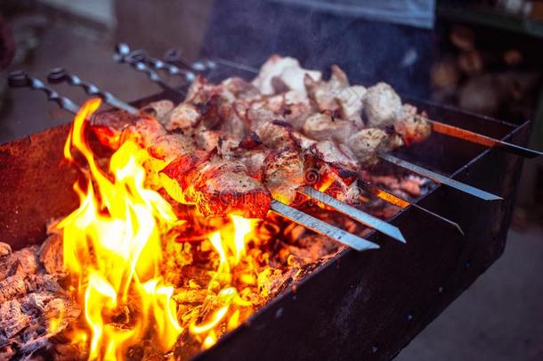 烤的烤腌羊肉串烹饪术向金属串肉扦烧烤.