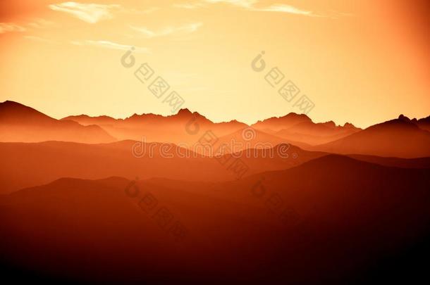 一美丽的,富有色彩的,抽象的山风景采用一红色的ton一