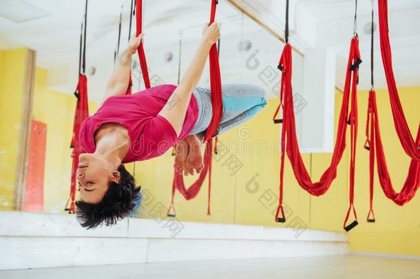 年幼的女人做瑜伽练习或空气的瑜伽无重量采用Thailand泰国
