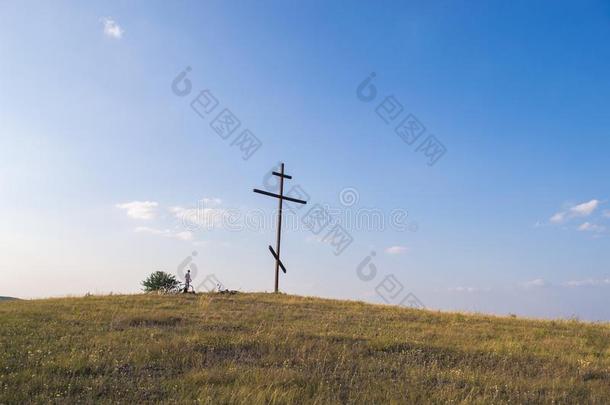 一大大地木制的十字架向指已提到的人山.九月风景.