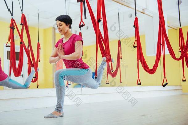 年幼的女人做瑜伽练习或空气的瑜伽无重量采用Thailand泰国
