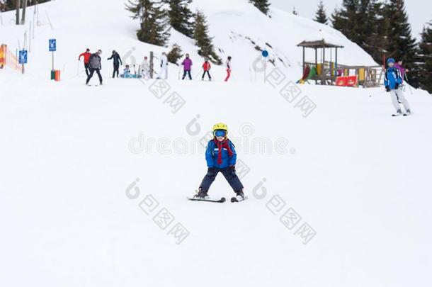 年幼的小孩,滑雪向雪斜坡采用滑雪求助采用奥地利